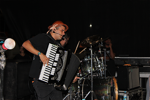 Fotografia do palco do Show da Cultura Católica em Cafarnaum, destacando o público entusiasmado.