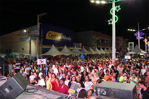 Fotografia do palco do Show da Cultura Católica em Cafarnaum, destacando o público entusiasmado.