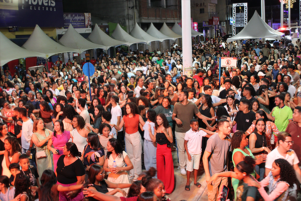 Fotografia do palco do Show da Cultura Católica em Cafarnaum, destacando o público entusiasmado.