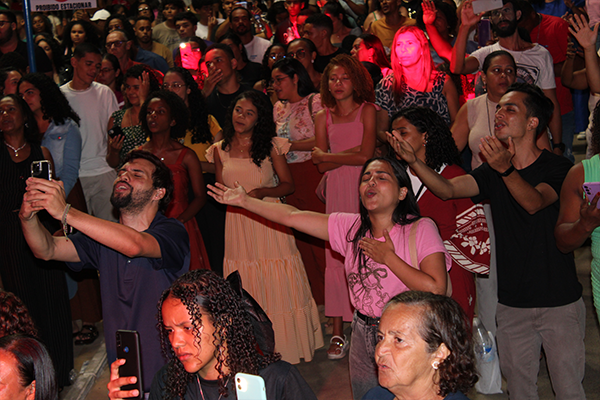Fotografia do palco do Show da Cultura Católica em Cafarnaum, destacando o público entusiasmado.