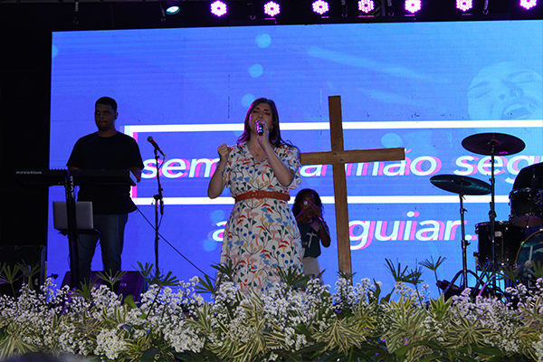 Fotografia do palco do Show da Cultura Católica em Cafarnaum, destacando o público entusiasmado.
