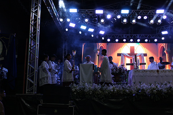 Fotografia do palco do Show da Cultura Católica em Cafarnaum, destacando o público entusiasmado.