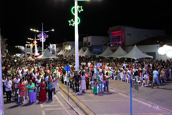 Fotografia do palco do Show da Cultura Católica em Cafarnaum, destacando o público entusiasmado.