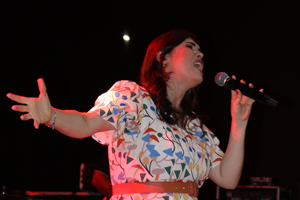 Fotografia do palco do Show da Cultura Católica em Cafarnaum, destacando o público entusiasmado.