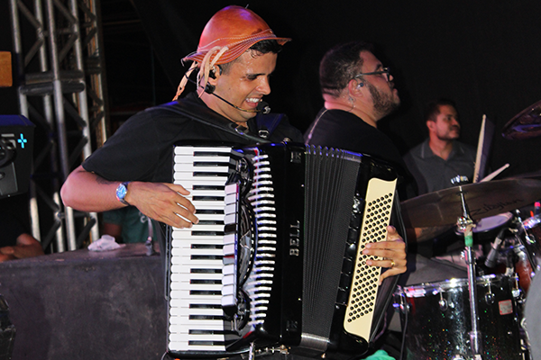 Fotografia do palco do Show da Cultura Católica em Cafarnaum, destacando o público entusiasmado.