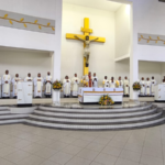 Missa Solene de encerramento do Ano Jubilar na Catedral Bom Pastor em Irecê, com Dom Antonio Ederaldo e clero reunido no altar.