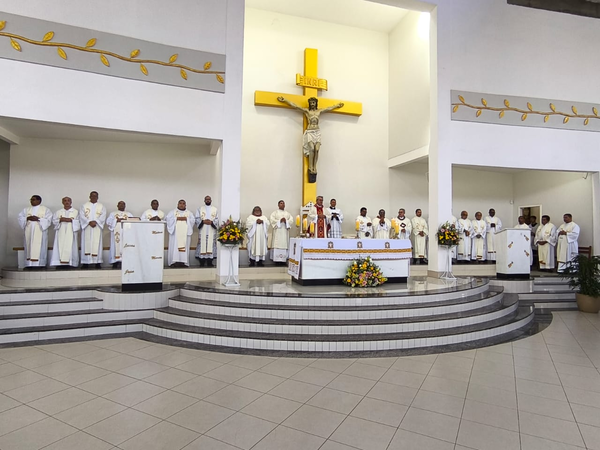 Missa Solene de encerramento do Ano Jubilar na Catedral Bom Pastor em Irecê, com Dom Antonio Ederaldo e clero reunido no altar.
