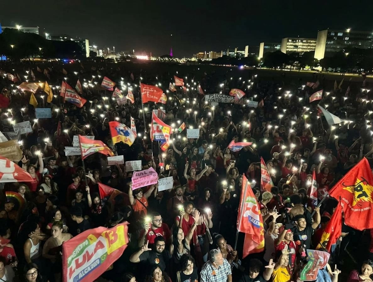 Ato "Bolsonaro nunca mais" reúne milhares em Brasília no 2º turno