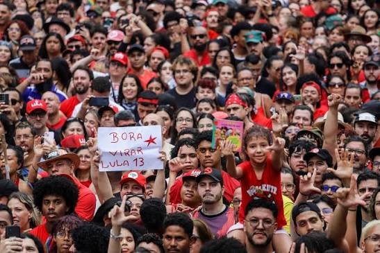 Manifestação histórica na Avenida Paulista e atos em todo o país marcam o domingo (11) em apoio à reeleição de Lula. Entenda a estratégia para a virada no 2º turno.