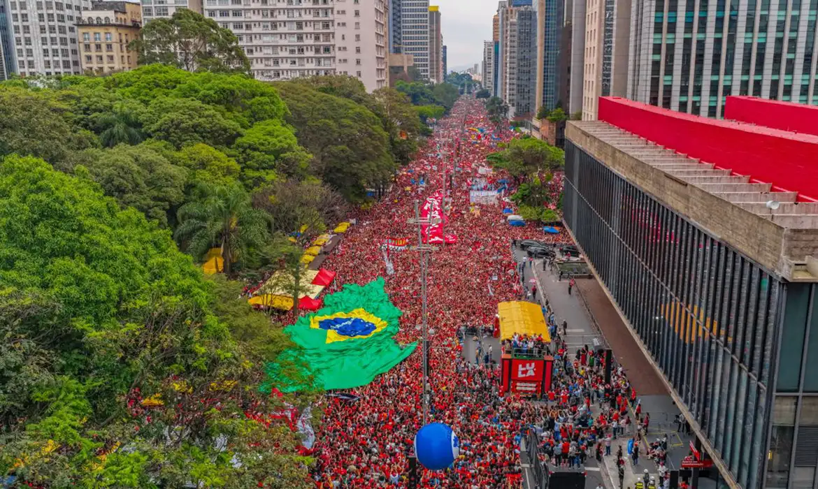 Ato histórico na Avenida Paulista reúne multidão em apoio à reeleição de Lula e impulsiona virada no segundo turno