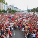 Milhares de pessoas lotaram a orla de Copacabana neste feriado de 12 de outubro em ato pró-Lula. Mobilização pela democracia ganha força em todo o Brasil.