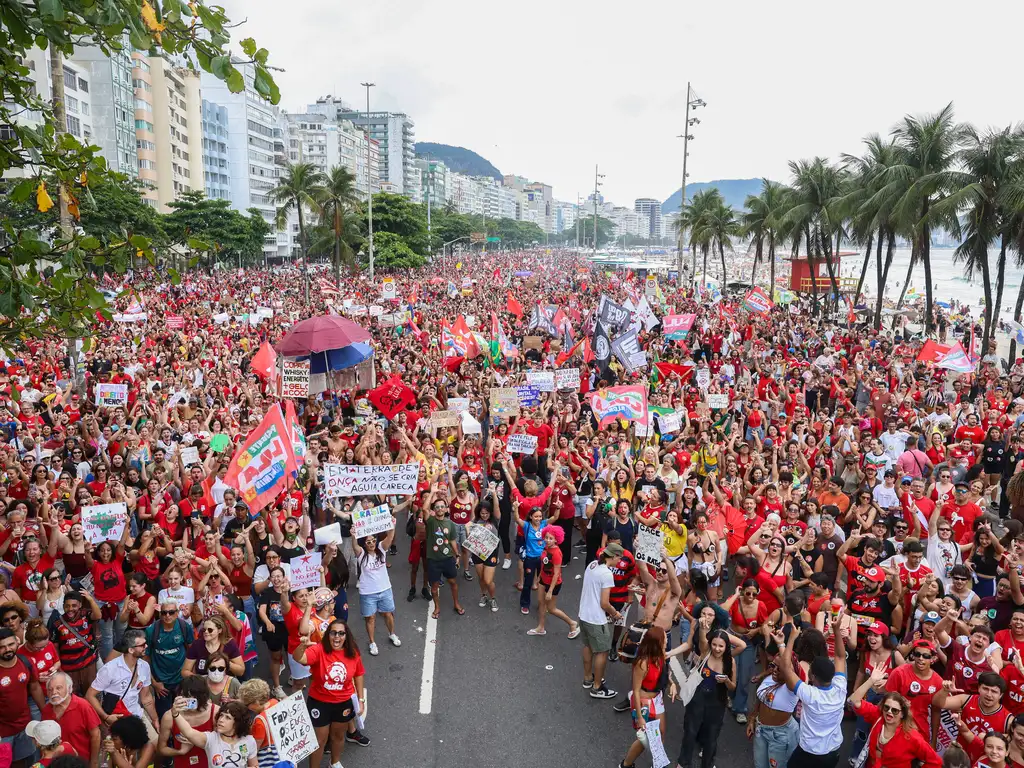 Milhares de pessoas lotaram a orla de Copacabana neste feriado de 12 de outubro em ato pró-Lula. Mobilização pela democracia ganha força em todo o Brasil.