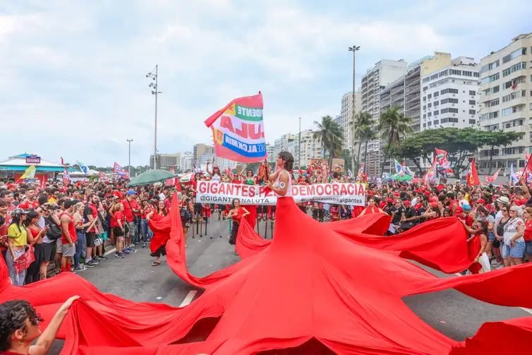 Copacabana reúne multidão em ato pela democracia e por Lula no Rio