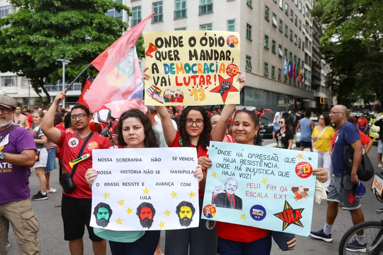 Copacabana reúne multidão em ato pela democracia e por Lula no Rio