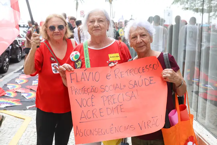 Copacabana reúne multidão em ato pela democracia e por Lula no Rio