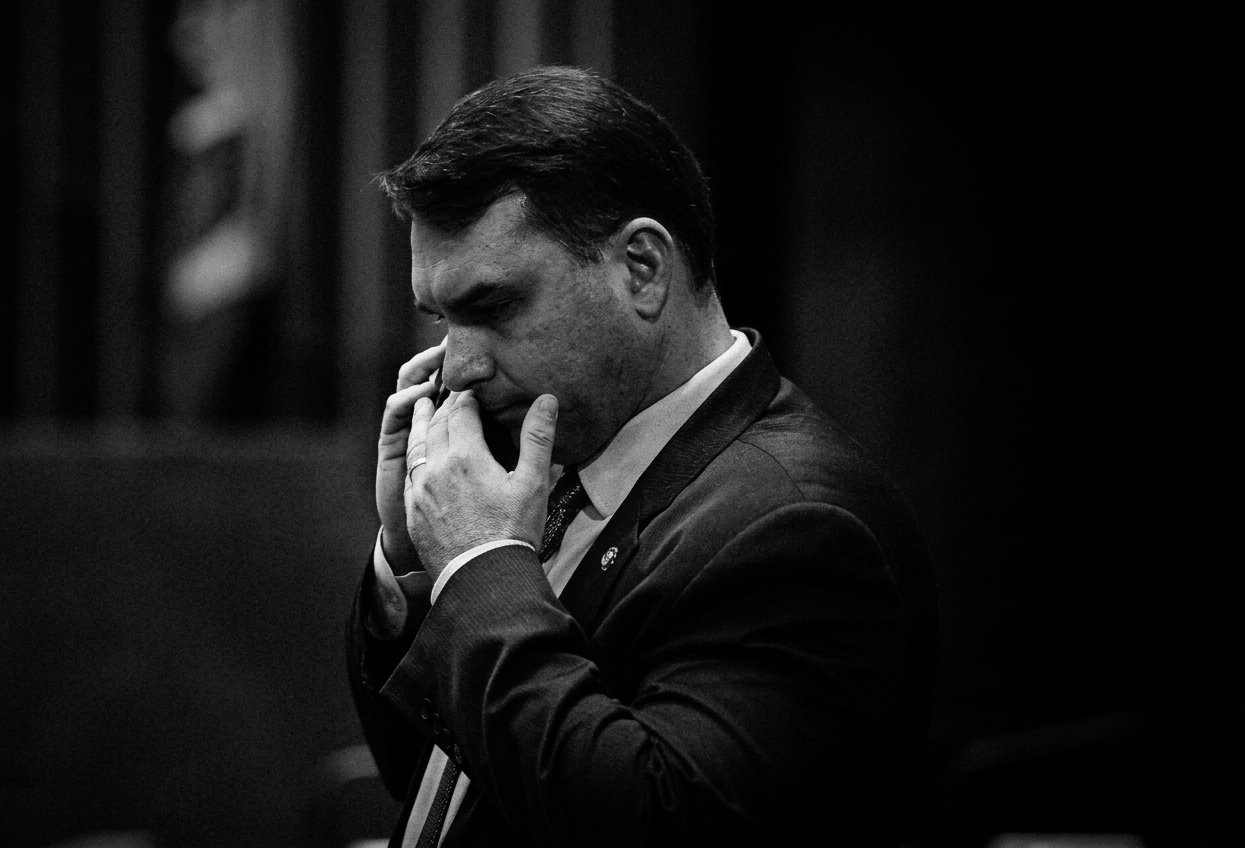 O senador Flávio Bolsonaro (PL) de terno e gravata durante sessão no Senado Federal, em Brasília.