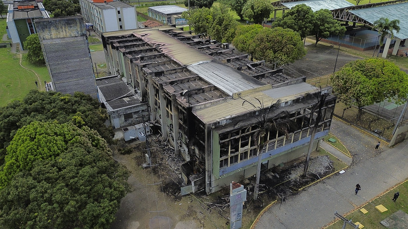 Prédio da Universidade Federal de Pernambuco (UFPE) após ser atingido por incêndio que destruiu laboratórios de pesquisa.