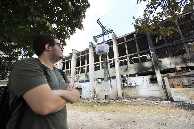 Prédio da Universidade Federal de Pernambuco (UFPE) após ser atingido por incêndio que destruiu laboratórios de pesquisa. Estudante lamenta
