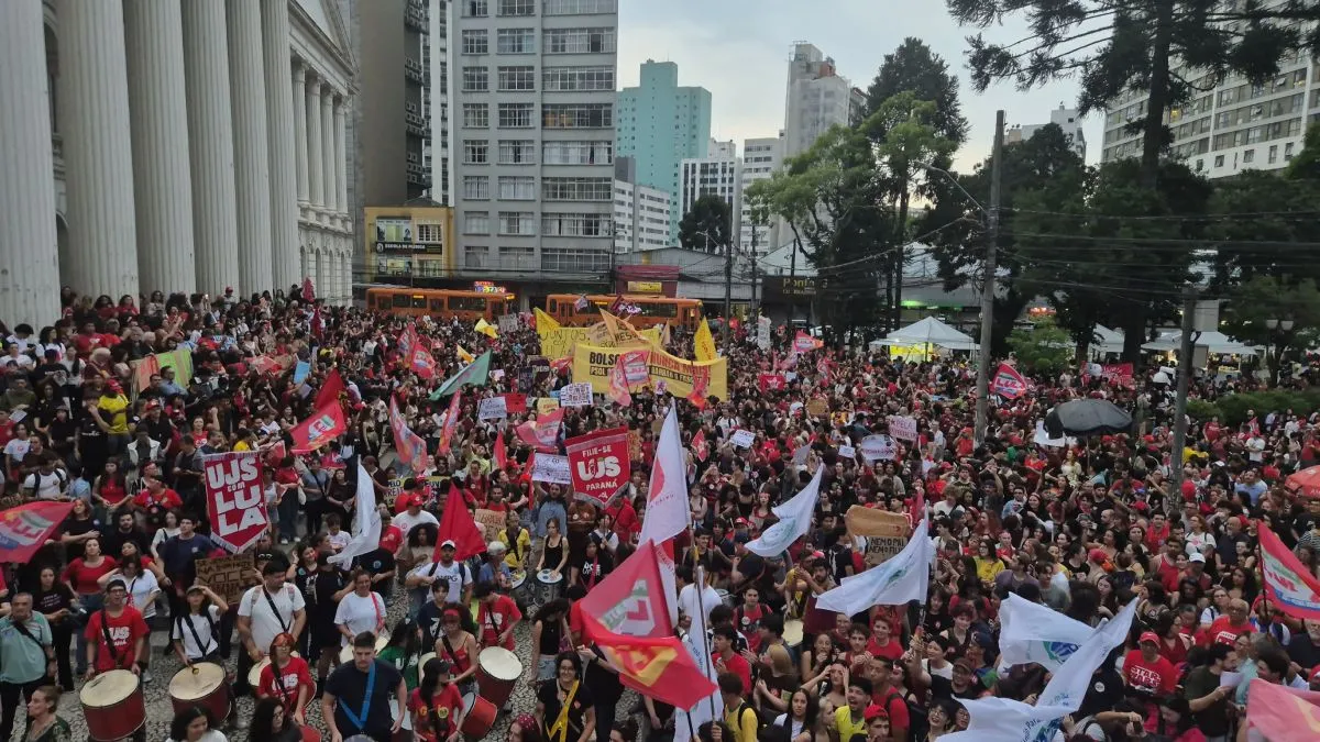 50 mil estudantes lotam praça de Curitiba pela reeleição de Lula