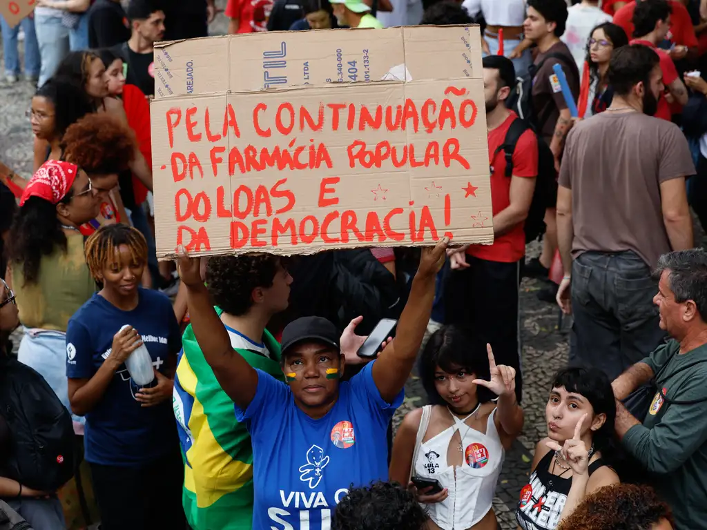 Com discurso de união contra o bolsonarismo, campanha de Lula e movimentos estudantis intensificam mobilizações nas ruas em busca da virada nas eleições.